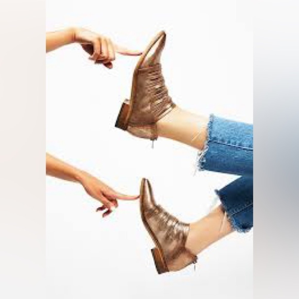 Free People Lost Valley Booties
Metallic Bronze Italian Leather
size 39/8.5 - Picture 15 of 15